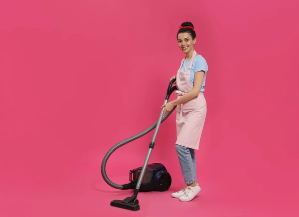 Housewife Vacuum Cleaner Pink Background — Stock Photo, Image