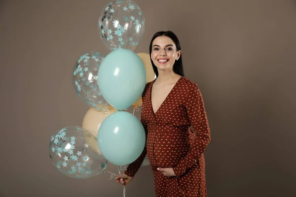 Mulher Grávida Feliz Com Balões Perto Parede Escura Bebê Festa — Fotografia de Stock