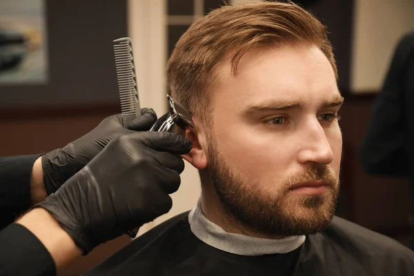 Cabeleireiro Profissional Trabalhando Com Cliente Barbearia — Fotografia de Stock