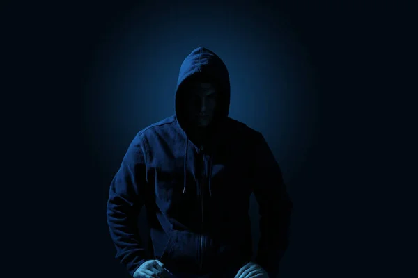 Silhueta Homem Anônimo Sobre Fundo Escuro Tonificada Azul — Fotografia de Stock