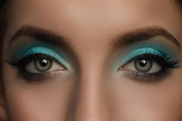 Mujer Joven Con Maquillaje Noche Primer Plano Producto Sombra Ojos — Foto de Stock