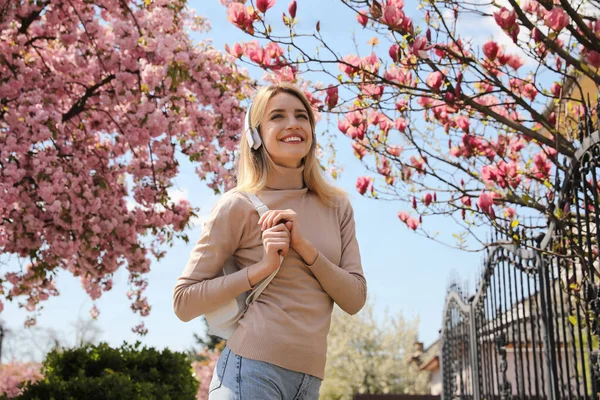 Mujer Feliz Con Auriculares Escuchando Audiolibro Aire Libre Día Primavera —  Fotos de Stock