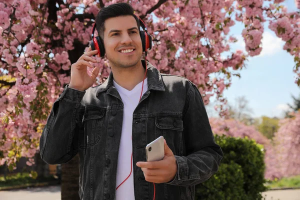 Szczęśliwy Człowiek Smartfonem Słuchającym Audiobooka Świeżym Powietrzu Wiosenny Dzień — Zdjęcie stockowe