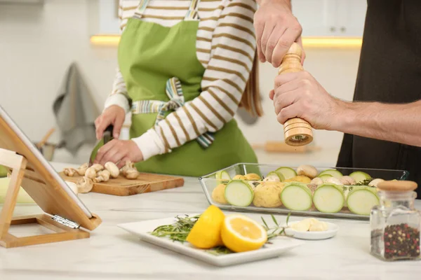 Pareja Haciendo Cena Juntos Mientras Curso Cocina Línea Través Tabletas — Foto de Stock