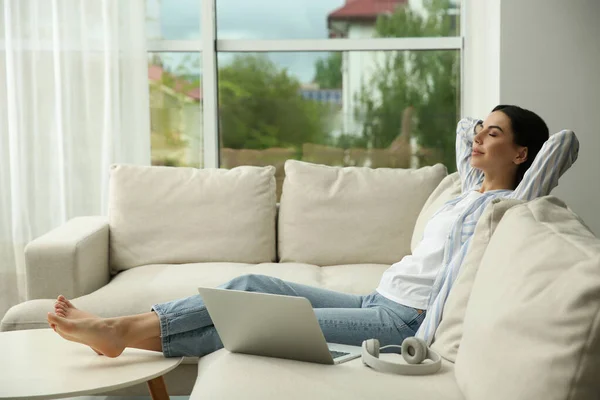 Junge Frau Mit Laptop Und Kopfhörer Entspannt Auf Sofa Hause — Stockfoto