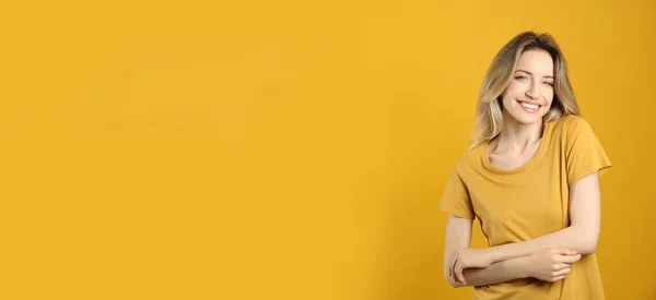 Portret Szczęśliwej Młodej Kobiety Pięknymi Blond Włosami Czarującym Uśmiechem Żółtym — Zdjęcie stockowe