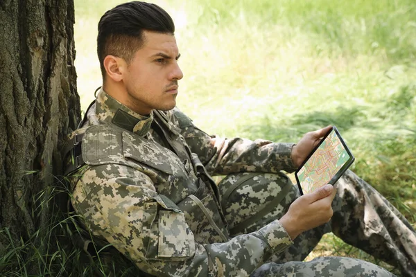 Voják Používající Tablet Poblíž Stromu Lese — Stock fotografie