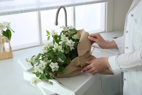 Mujer Haciendo Ramo Con Hermosas Flores Jazmín Cocina Primer Plano —  Fotos de Stock