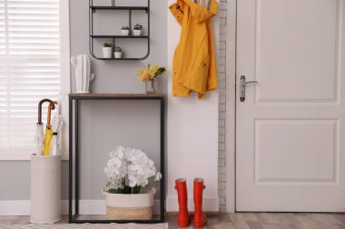 Konsol masalı modern koridor. İç tasarım