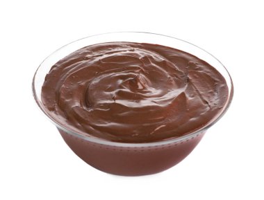 Beyaz üzerine izole edilmiş bir kase lezzetli çikolata kreması.