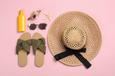 Pembe arka planda plaj nesneleriyle düz kompozisyon