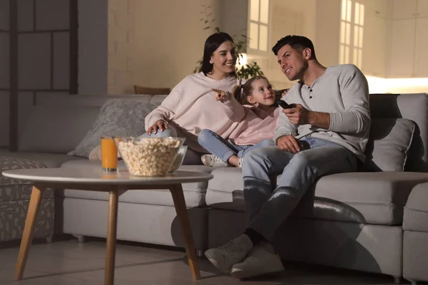 Rodinné Sledování Filmu Popcornem Gauči Noci — Stock fotografie