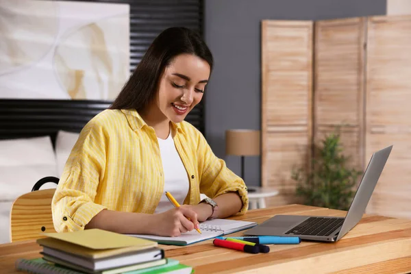 Jonge Vrouw Die Notities Opschrijft Tijdens Webinar Aan Tafel Kamer — Stockfoto