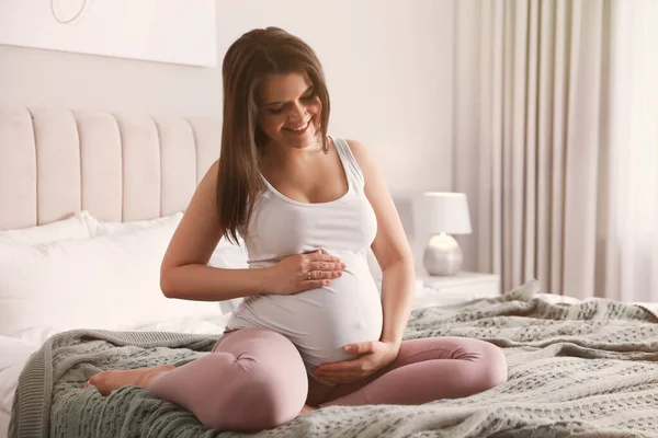 Νεαρή Έγκυος Γυναίκα Κάθεται Στο Κρεβάτι Στο Σπίτι — Φωτογραφία Αρχείου