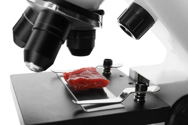 Stuk Rauw Gekweekt Vlees Onder Microscoop Witte Achtergrond Close — Stockfoto