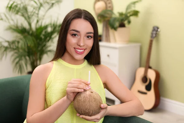 自宅で新鮮なココナッツと若い女性 エキゾチックな果物 — ストック写真