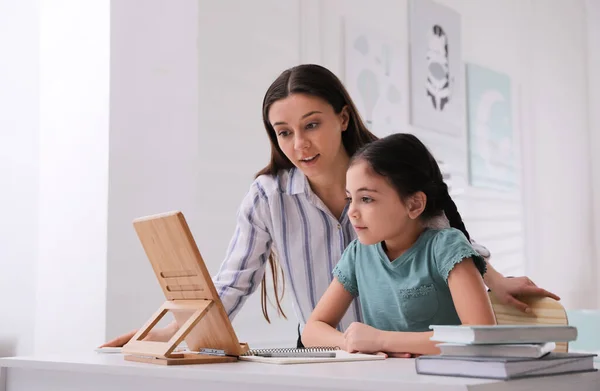 Matka Pomáhá Své Dceři Dělat Domácí Úkoly Tabletem Doma — Stock fotografie
