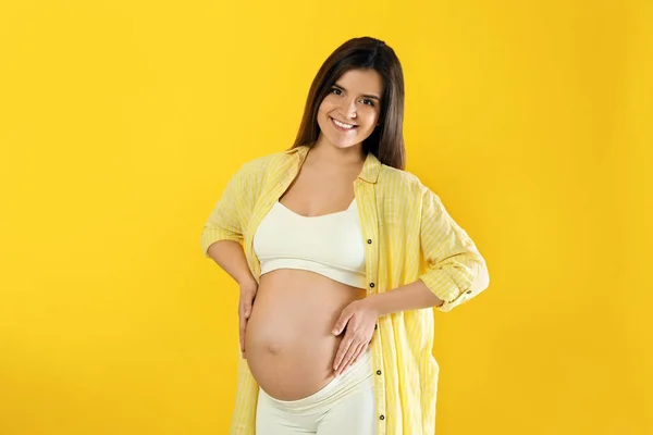 Happy Young Pregnant Woman Yellow Background — Stock Photo, Image