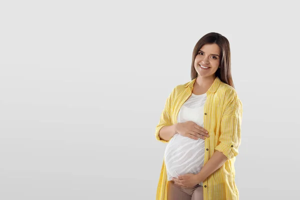 Beyaz Arka Planda Mutlu Genç Hamile Kadın Mesaj Için Yer — Stok fotoğraf
