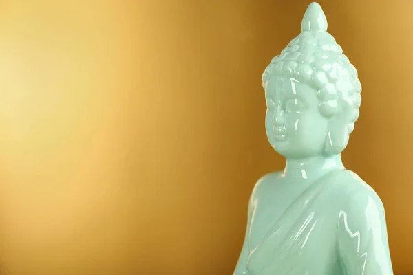 Statue Bouddha Sur Fond Doré Gros Plan Espace Pour Texte — Photo