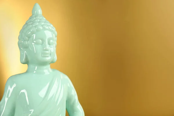 Statue Bouddha Sur Fond Doré Gros Plan Espace Pour Texte — Photo