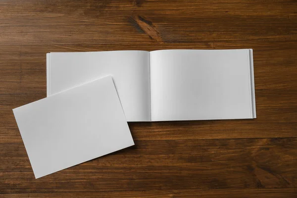 Φύλλο Χαρτιού Και Λευκό Φυλλάδιο Ξύλινο Τραπέζι Επίπεδο Lay Mockup — Φωτογραφία Αρχείου