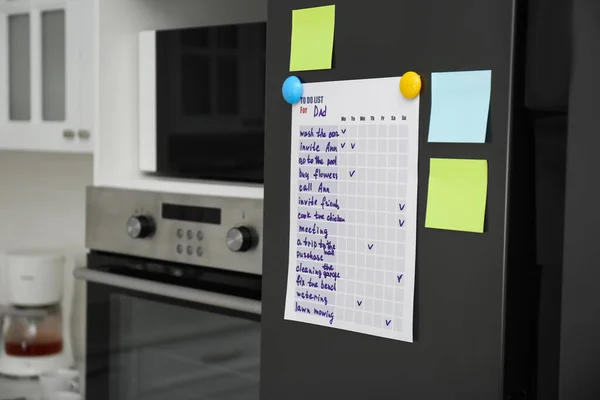 在厨房的冰箱上做单子和粘贴笔记 案文的篇幅 — 图库照片