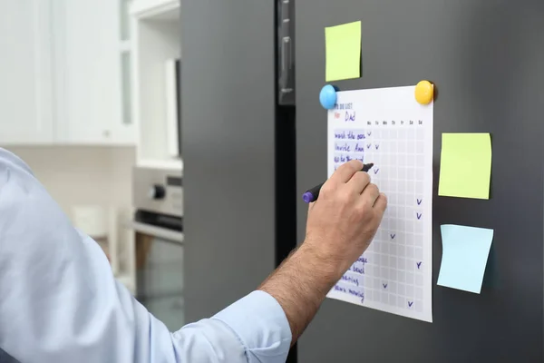 Человек Проверяет Сделать Список Холодильник Кухне Крупный План — стоковое фото