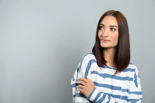 Retrato Mulher Bonita Com Cabelo Castanho Lindo Fundo Cinza Claro — Fotografia de Stock