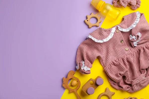 Composición Plana Con Ropa Bebé Accesorios Sobre Fondo Color Espacio — Foto de Stock