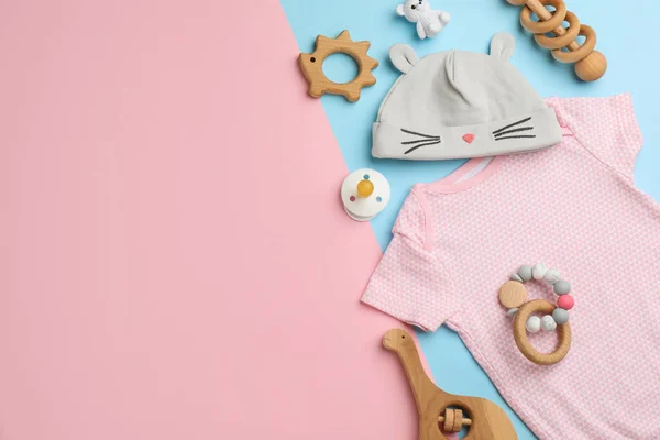 Platt Låg Sammansättning Med Babykläder Och Tillbehör Färg Bakgrund Utrymme — Stockfoto