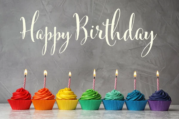 Gelukkige Verjaardag Heerlijke Cupcakes Met Brandende Kaarsen Tafel — Stockfoto