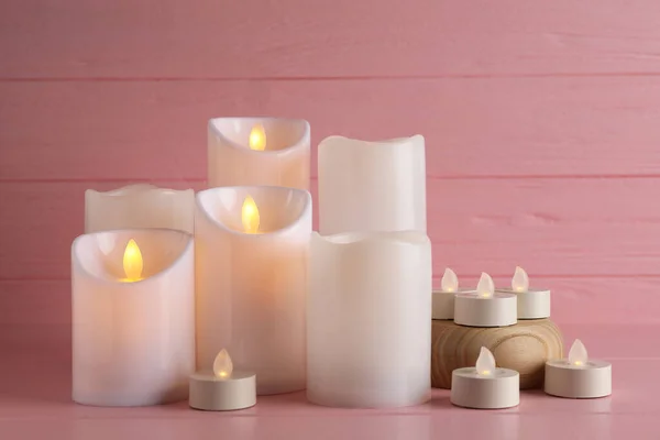 Velas Led Decorativas Brillantes Sobre Fondo Madera Rosa —  Fotos de Stock