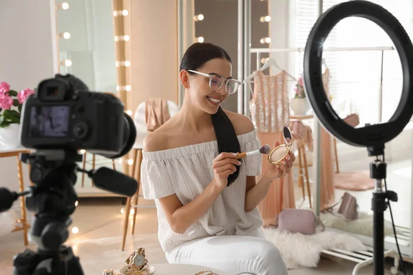 Blogger Com Vídeo Gravação Produto Maquiagem Camarim Casa Usando Lâmpada — Fotografia de Stock