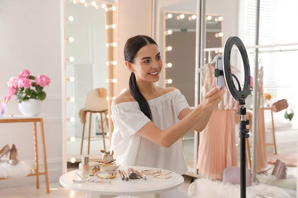 Beleza Blogueiro Preparando Para Gravação Vídeo Camarim Casa Usando Lâmpada — Fotografia de Stock