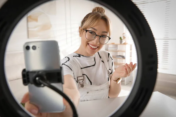 Vídeo Gravação Blogueiro Casa Vista Através Lâmpada Anel — Fotografia de Stock