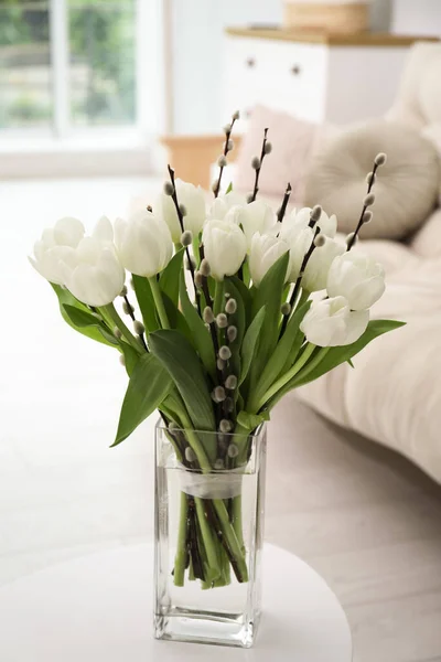 Beau Bouquet Branches Saule Tulipes Vase Sur Table Intérieur — Photo