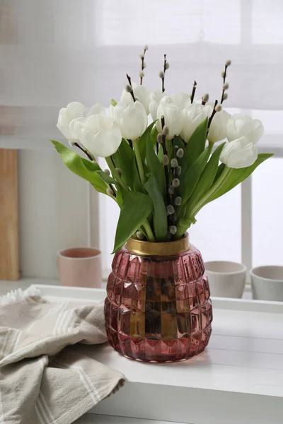 Buket Indah Cabang Willow Dan Tulip Dalam Vas Dalam Ruangan — Stok Foto