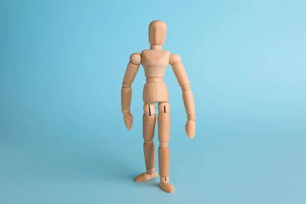 Деревянная Модель Человека Светло Голубом Фоне Мини Манекен — стоковое фото