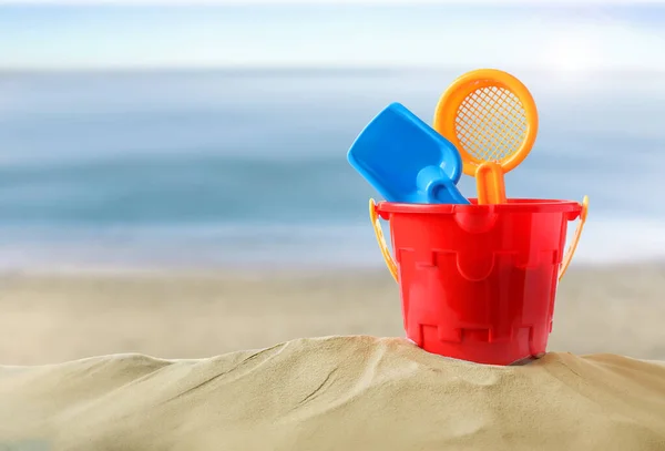 Plastik Oyuncak Kürekle Deniz Kenarındaki Kumsalda Mesaj Için Yer Var — Stok fotoğraf
