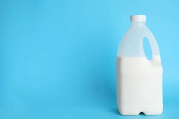 Gallon Fles Melk Lichtblauwe Achtergrond Ruimte Voor Tekst — Stockfoto