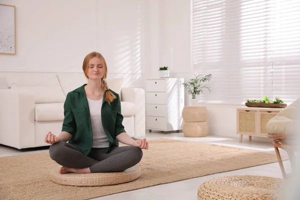 Een Vrouw Die Thuis Mediteert Een Rieten Mat Ruimte Voor — Stockfoto