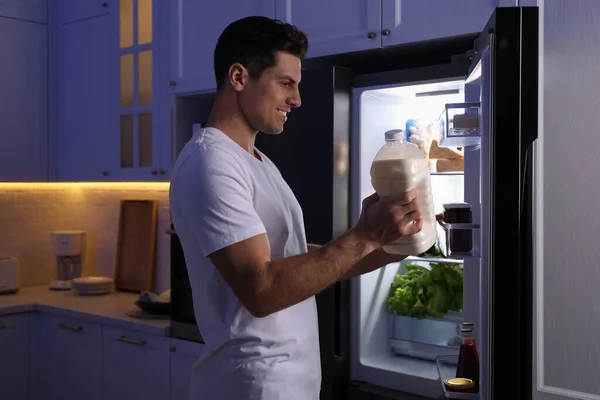 Hombre Sosteniendo Botella Galón Leche Cerca Del Refrigerador Cocina Por — Foto de Stock