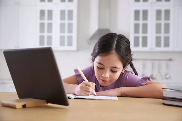 Kleines Mädchen Macht Hause Hausaufgaben Mit Modernem Tablet — Stockfoto