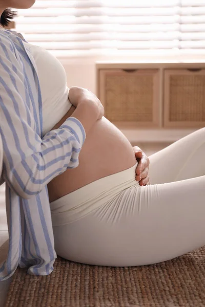 Giovane Donna Incinta Che Tocca Pancia Casa Primo Piano — Foto Stock