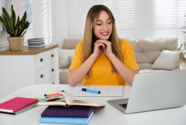 Genç kadın masadaki Webinar 'ı izliyor.