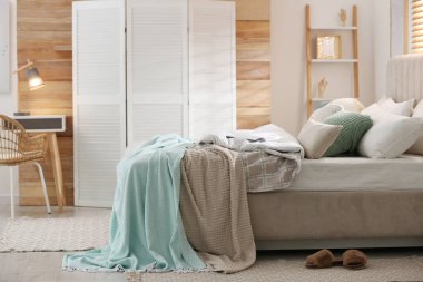 Büyük, rahat bir yatağı olan şık bir oda.