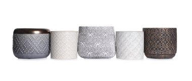 Beyaz arkaplanda farklı seramik saksılar