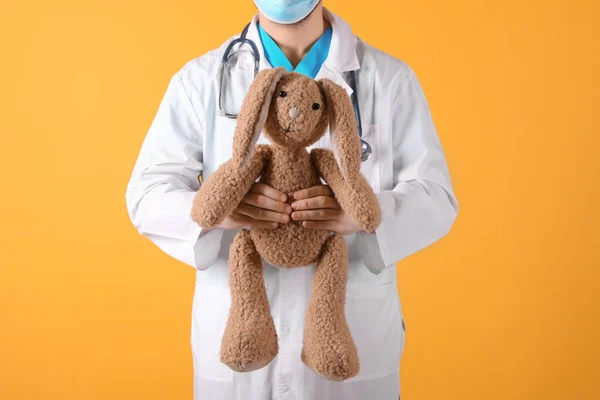 Pédiatre Avec Lapin Jouet Stéthoscope Sur Fond Jaune Gros Plan — Photo