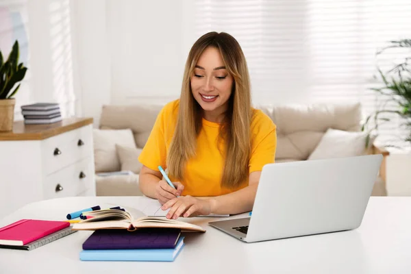 Mladá Žena Psaní Poznámek Během Webináře Stolu Pokoji — Stock fotografie